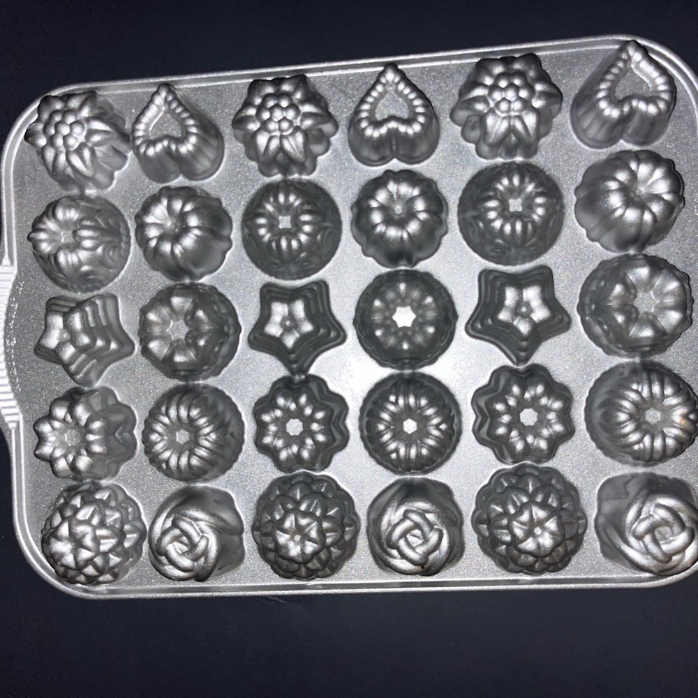 Nordic Ware Mini Bundt Teacake & Candies Pan Candy Dessert Mold Tea Cake 30